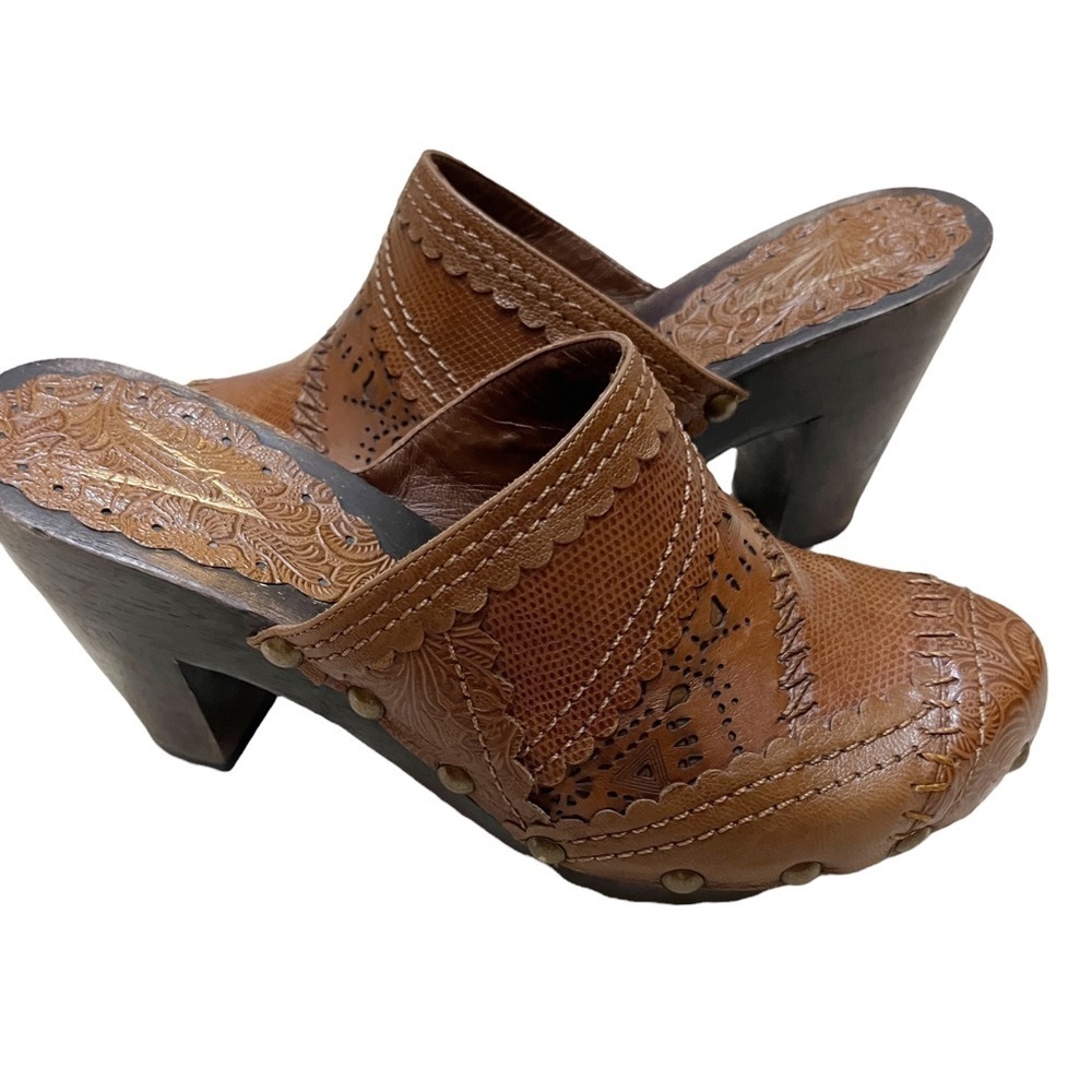 Vince Camuto Light Brown Leather Slide On Mules Tooled, Laser Cut, Studs Sz 7.5